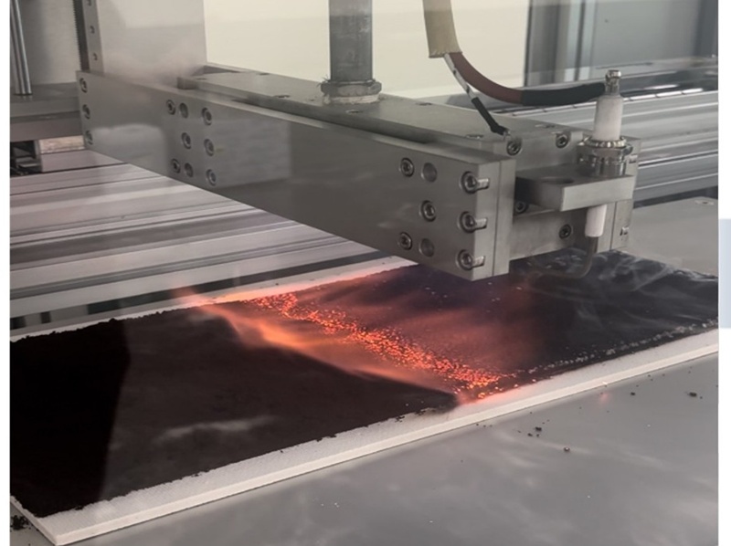 La foto muestra el proceso de pirólisis por plasma de llama de residuos de café. | Instituto de Geociencias y Recursos Minerales de Corea.