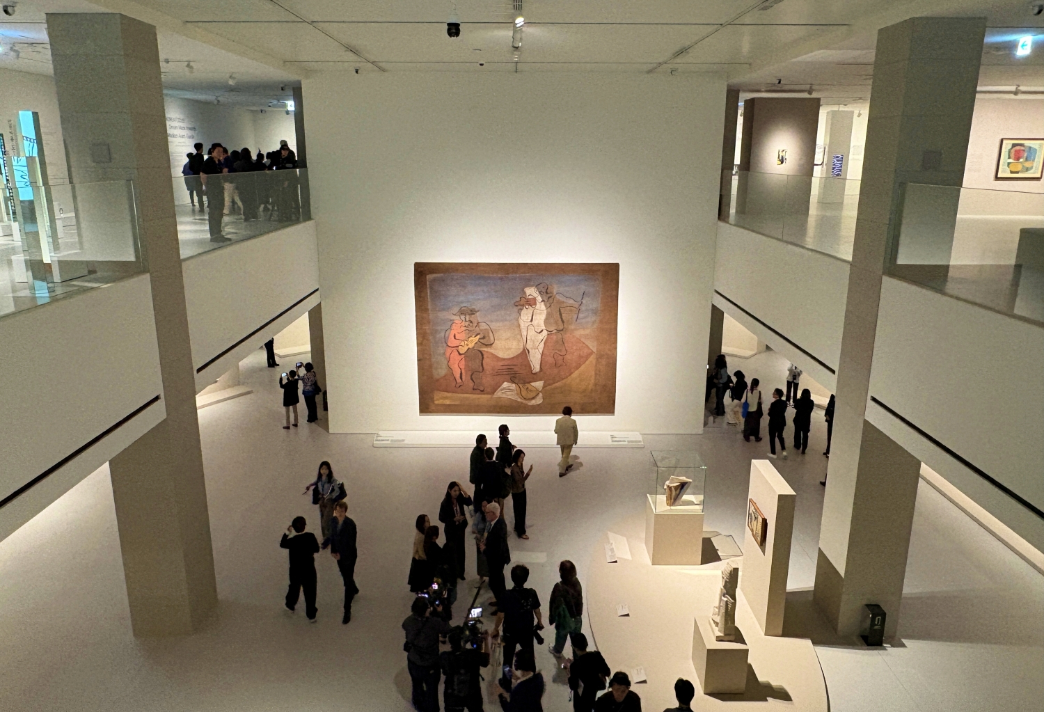 Los participantes en la rueda de prensa del 19 de mayo recorren la Sala de Exposiciones 2 del Centre Pompidou Hanwha antes de la apertura oficial del museo el 4 de junio. Al centro, la obra de Pablo Picasso 'Tel&oacute;n de ballet Mercure', expuesta en Corea por primera vez. La exposici&oacute;n 'Korea Focus' se encuentra en el espacio del entresuelo en la tercera planta, sobre la sala. | Charles Audouin