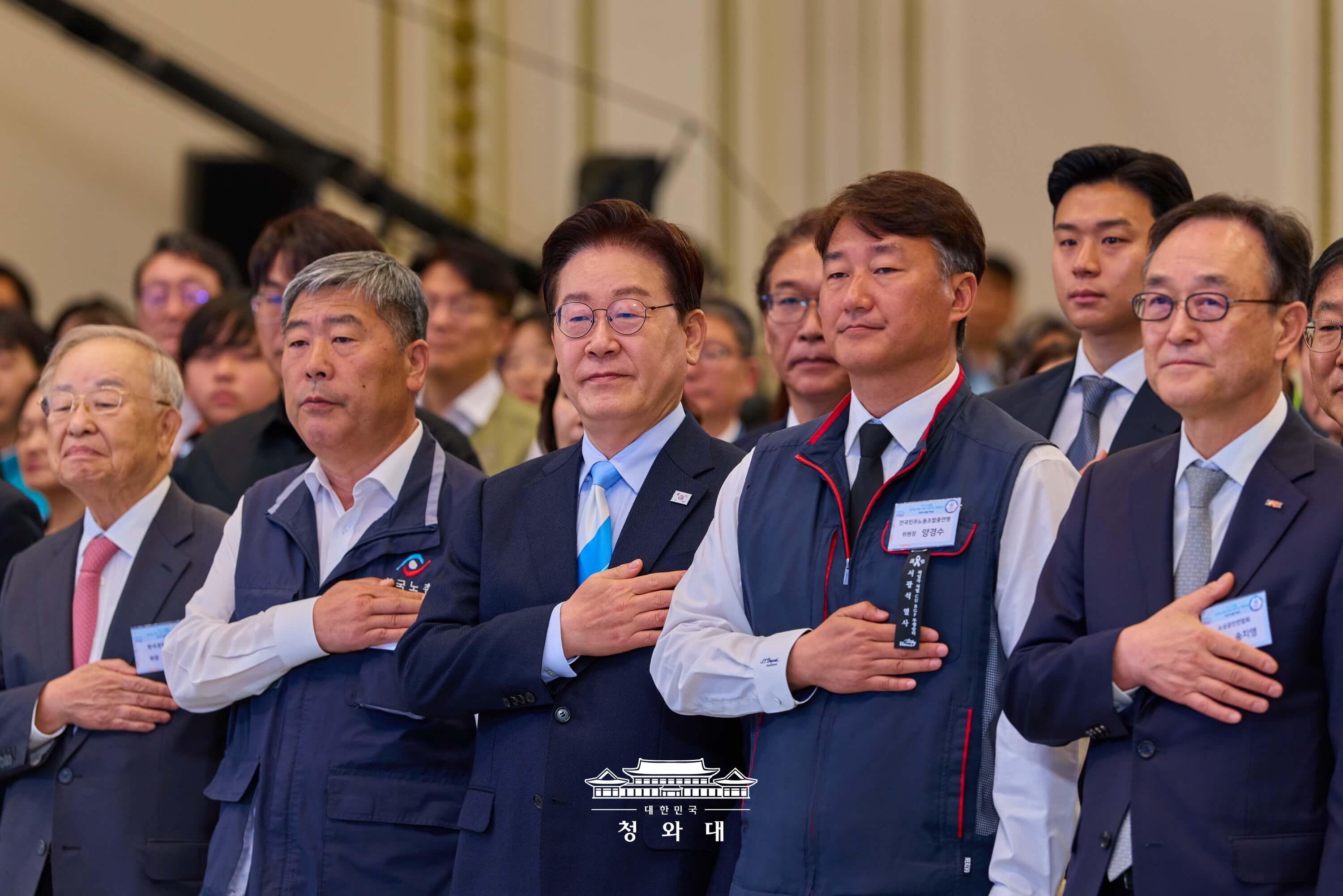 El presidente Lee Jae Myung rinde honores a la bandera durante la ceremonia conmemorativa del Día del Trabajo celebrada el 1 de mayo en la oficina presidencial Cheong Wa Dae. | Cheong Wa Dae