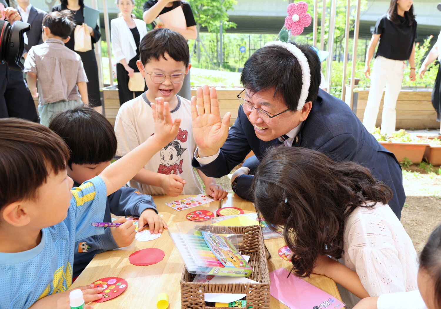 El ministro de Educación, Choi Kyo Jin, visita el 15 de mayo una guardería en Sejong con motivo del Día del Maestro y participa en las actividades conmemorativas preparadas por los padres. | Ministerio de Educación