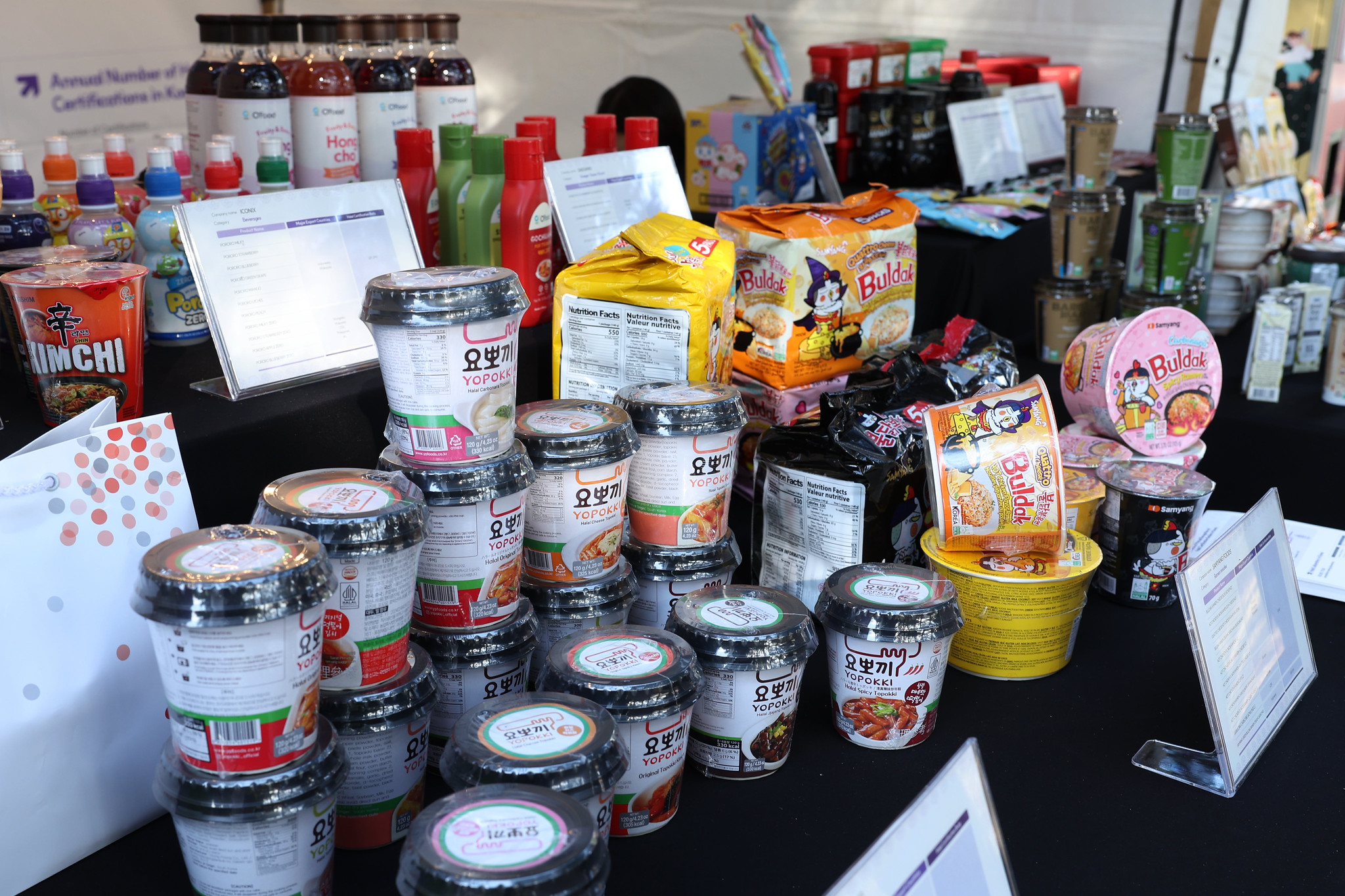 La foto muestra el puesto de la comida coreana halal operado por el Ministerio de Agricultura, Alimentaci&oacute;n y Asuntos Rurales durante la ccumbre del Foro de Cooperaci&oacute;n Econ&oacute;mica Asia-Pac&iacute;fico (APEC), celebrada el 30 de octubre del a&ntilde;o pasado en el Centro de Convenciones Hwabaek en Gyeongju, provincia de Gyeongsangbuk-do. | Korea.net
