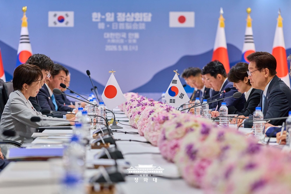 El presidente coreano, Lee Jae Myung (dcha.) y la primera ministra japonesa, Sanae Takaichi, (izda.) celebran una cumbre ampliada el 19 de mayo en un hotel en la ciudad coreana de Andong, provincia de Gyeongsangbuk-do. | Cheong Wa Dae
