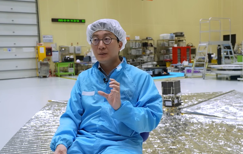 Kim Min-ki, investigador principal del Instituto de Investigaci&oacute;n Aeroespacial de Corea (KARI, por sus siglas en ingl&eacute;s) en Daejeon, explica un dispositivo de des&oacute;rbita capaz de capturar y eliminar basura espacial. | KARI
