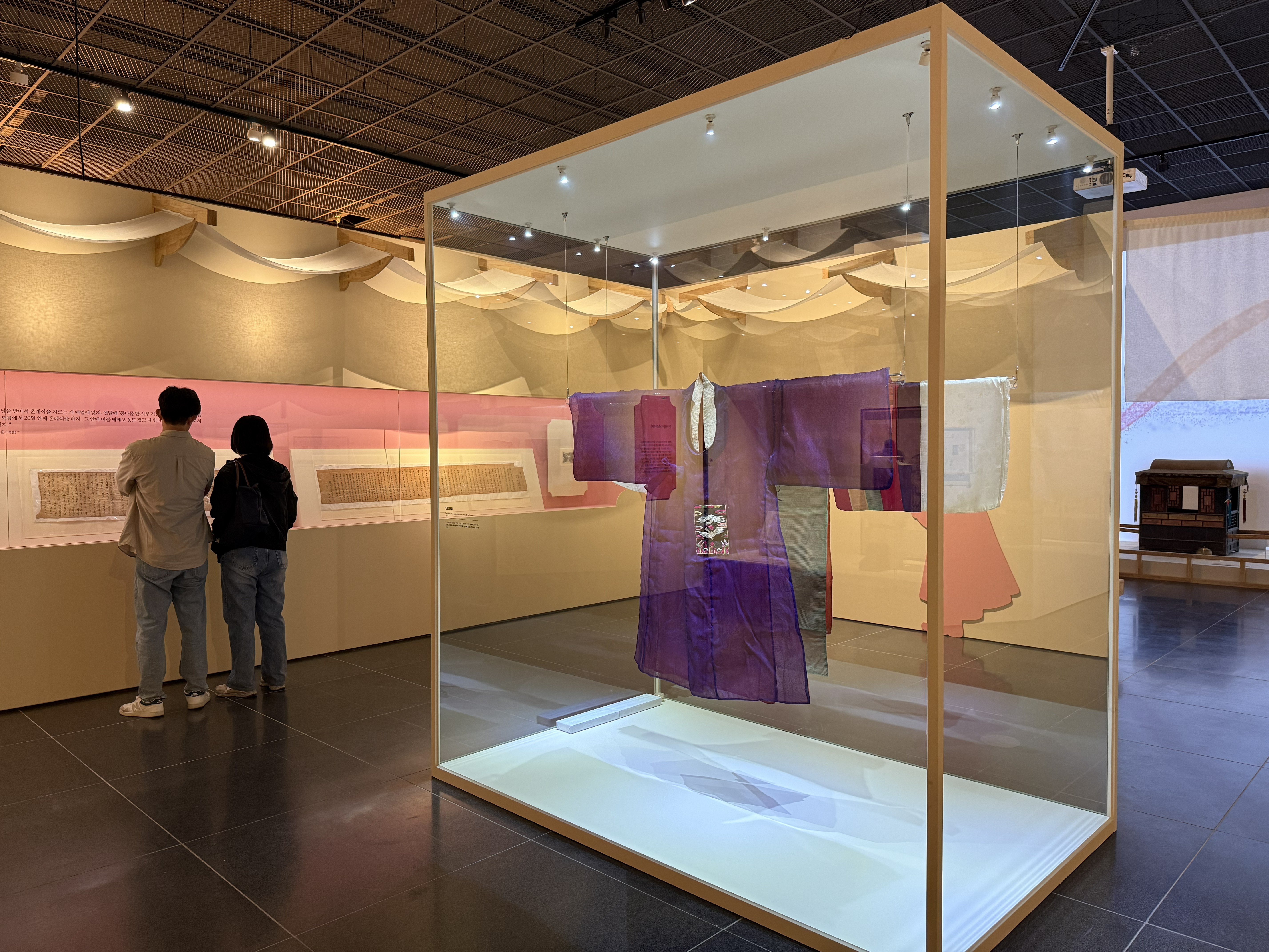 El 23 de mayo, unos visitantes examinan detenidamente documentos históricos sobre las bodas tradicionales exhibidos en la exposición especial 'Guía del Matrimonio en Ulsan', en el Museo de Ulsan.