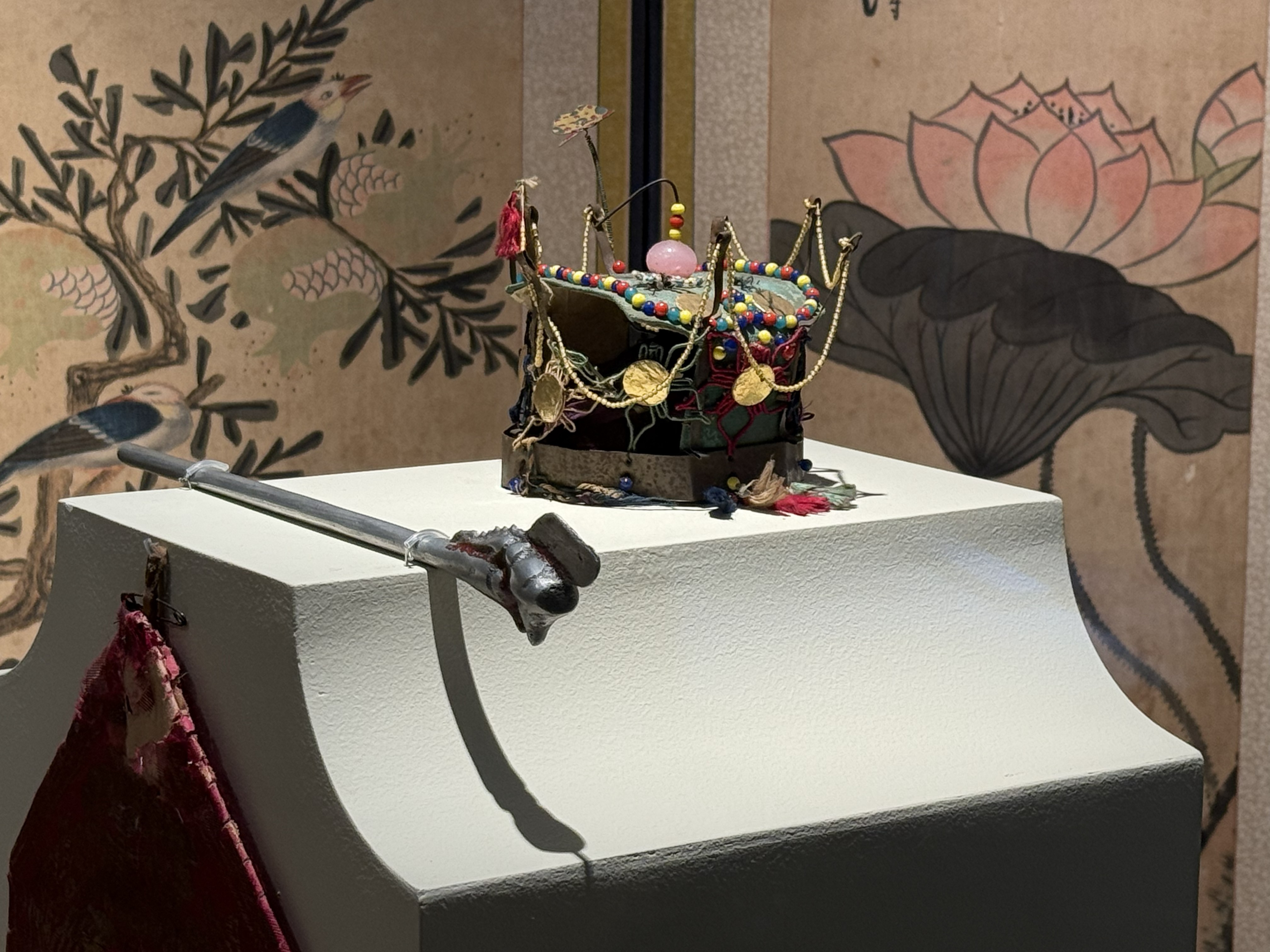 La foto muestra el jokduri (corona nupcial) y el binyeo (pasador tradicional) exhibidos en la muestra especial 'Guía del Matrimonio en Ulsan' del Museo de Ulsan.