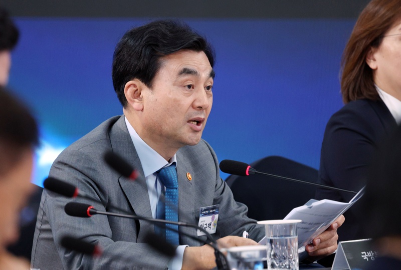 El ministro de Defensa Nacional, Ahn Gyu-Back, anuncia el plan básico para el desarrollo nacional de submarinos de propulsión nuclear en la reunión inaugural del Comité de Estrategia de Defensa del Futuro, el 26 de mayo ,en el distrito de Jinhae-gu, Changwon, provincia de Gyeongsangnam-do. | Agencia de Noticias Yonhap