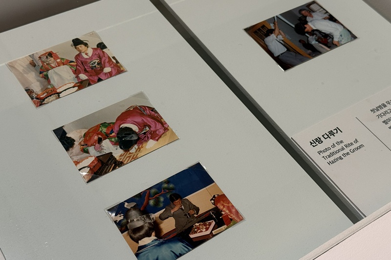 La foto muestra una colección fotográfica que recoge dos de los rituales tradicionales más representativos de Corea: el sinrang darugi y el pyebaek.