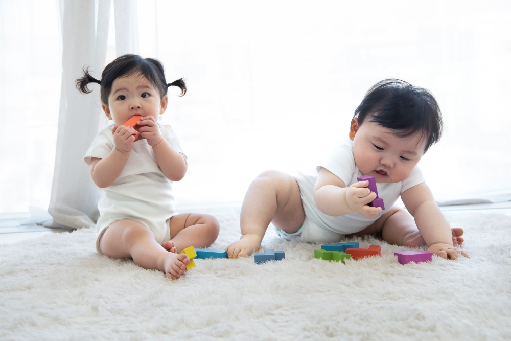La foto muestra a dos beb&eacute;s jugando. Seg&uacute;n el informe 'Tendencias Demogr&aacute;ficas de Marzo de 2026', publicado el 27 de mayo por la Oficina Nacional de Datos y Estad&iacute;stica, Corea registr&oacute; 75.013 nacimientos, la cifra m&aacute;s alta para un trimestre en siete a&ntilde;os. | iClick Art (La reproducci&oacute;n o redistribuci&oacute;n no autorizada de esta imagen est&aacute; prohibida de acuerdo con las leyes de derechos de autor)