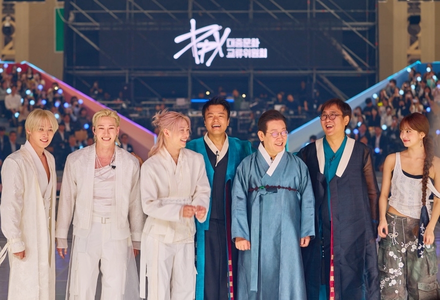 El presidente Lee Jae Myung (quinto desde la izda.) se toma una fotografía conmemorativa con Park Jin Young, copresidente del Comité Presidencial para el Intercambio de la Cultura Pop, y los integrantes de Stray Kids y LE SSERAFIM, durante la ceremonia de nombramiento de los miembros del comité, celebrada el 1 de octubre de 2025, en el centro de convenciones KINTEX en Ilsan, provincia de Gyeonggi-do.