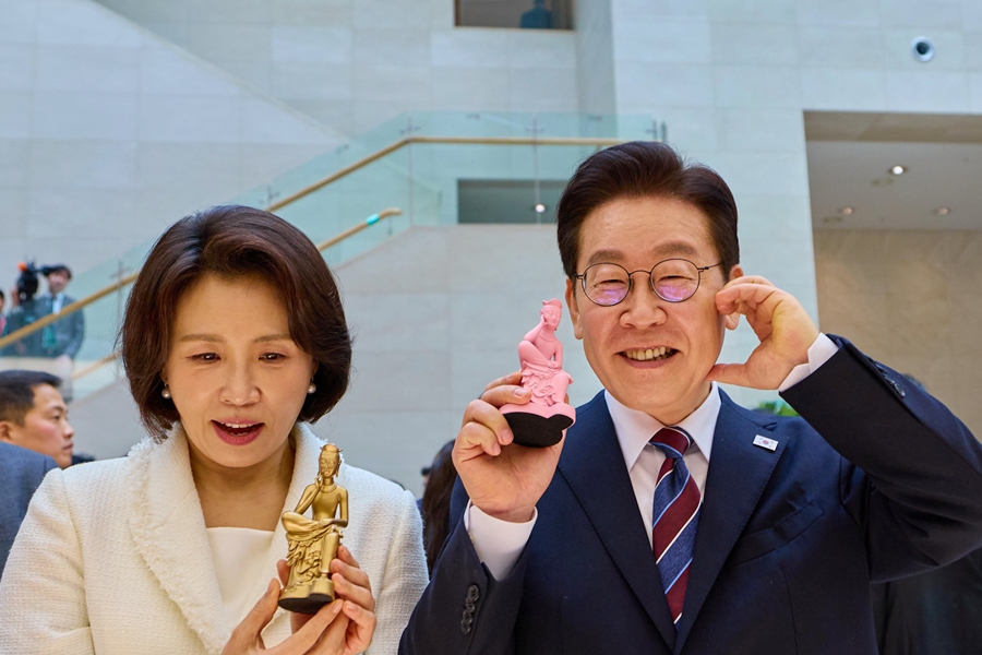 El presidente coreano Lee Jae Myung (dcha.) y la primera dama Kim Hea Kyung, se toman una fotografía conmemorativa mientras sostienen productos culturales, tras recorrer el 26 de febrero el Museo Nacional de Corea, ubicado en el distrito de Yongsan-gu, en Seúl. 