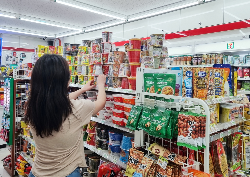 Una ciudadana observa los fideos instant&aacute;neos en una tienda de conveniencia el 29 de mayo, en el distrito de Jongno-gu, en Se&uacute;l.