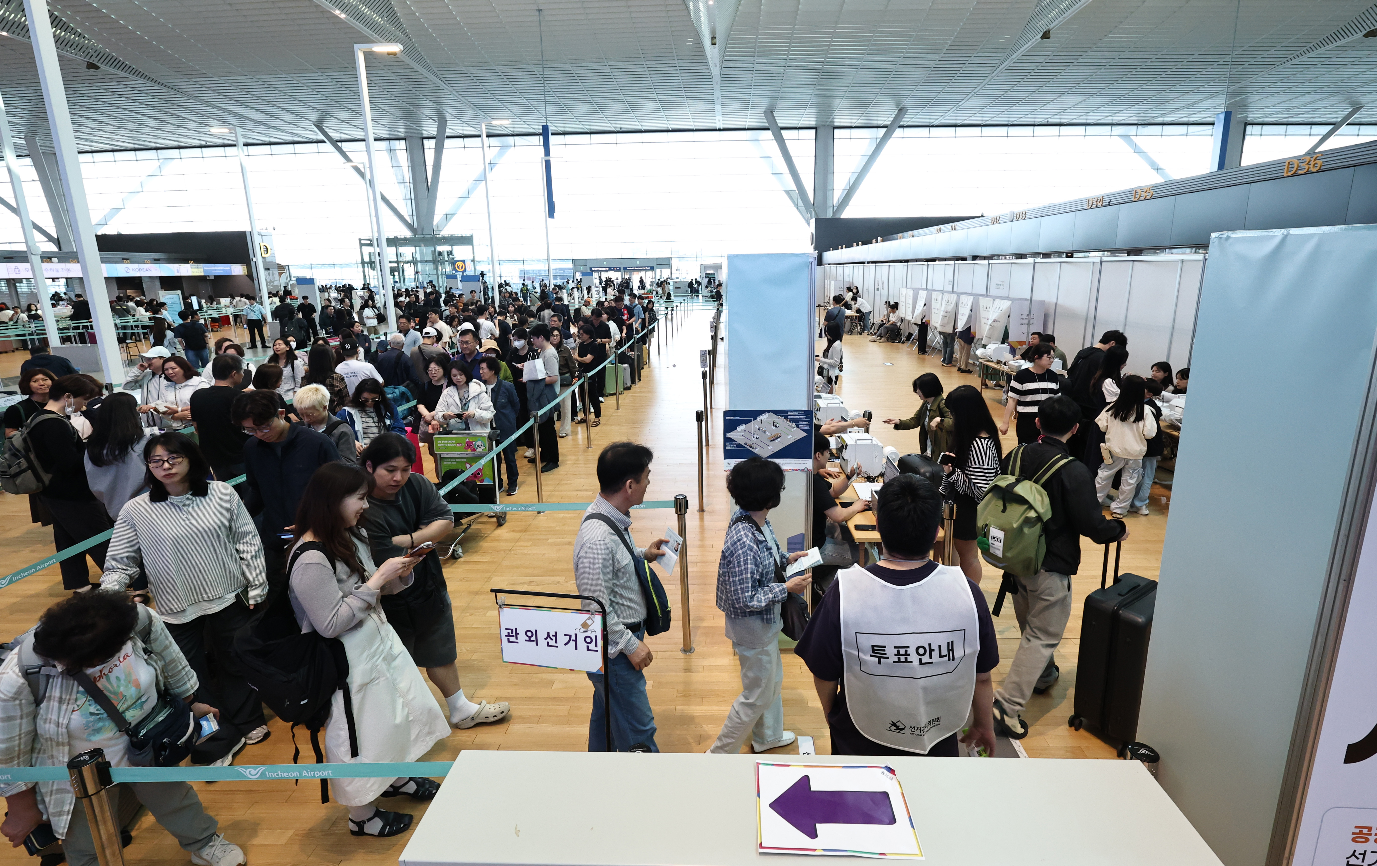Los votantes hacen fila para emitir su voto en un colegio electoral habilitado en la sala de salidas de la Terminal 2 del Aeropuerto Internacional de Incheon, el 29 de mayo, en el primer d&iacute;a de votaci&oacute;n anticipada para las elecciones locales y legislativas parciales. | Agencia de Noticias Yonhap