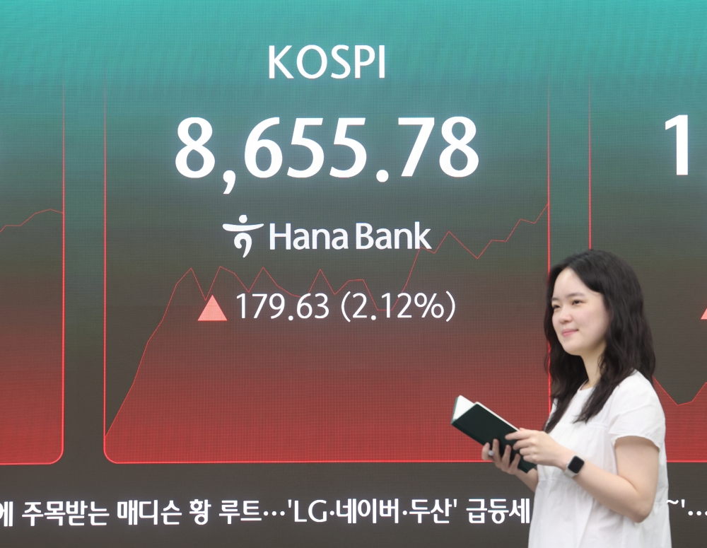 La pantalla de datos financieros en la sala de operaciones del banco Hana Bank, en Se&uacute;l, muestra que el &Iacute;ndice Compuesto de Precios Burs&aacute;til de Corea del Sur (KOSPI, seg&uacute;n su acr&oacute;nimo en ingl&eacute;s) alcanz&oacute; los 8.655,78 puntos el 1 de junio. | Agencia de Noticias Yonhap