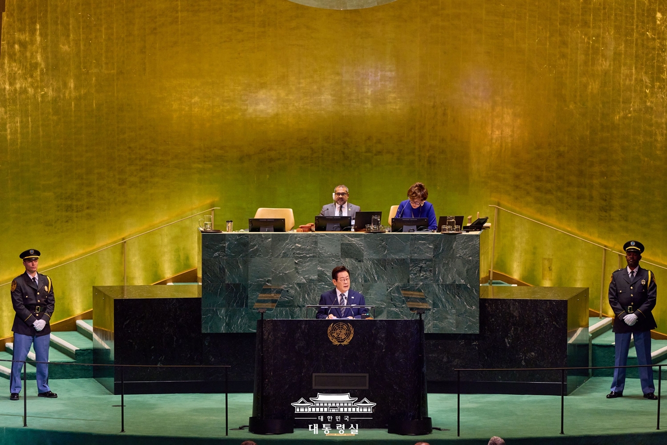 El presidente coreano Lee Jae Myung (en el podio) da un discurso el 23 de septiembre de 2025 (hora local), durante la 80ª sesión del debate general en la Sala de la Asamblea General de la ONU, en la sede de la ONU, en Nueva York, EE. UU. | Cheong Wa Dae
