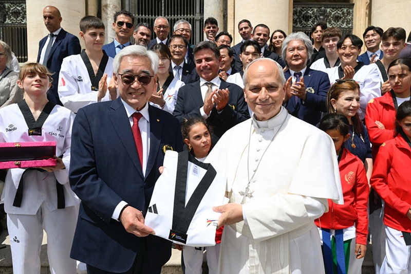 El papa Le&oacute;n XIV, tras recibir el certificado honor&iacute;fico de 10.&ordm; dan de taekwondo, posa para una fotograf&iacute;a conmemorativa junto al presidente de World Taekwondo (WT), Cho Chung-won, el 3 de junio (hora local) en el Vaticano. | WT