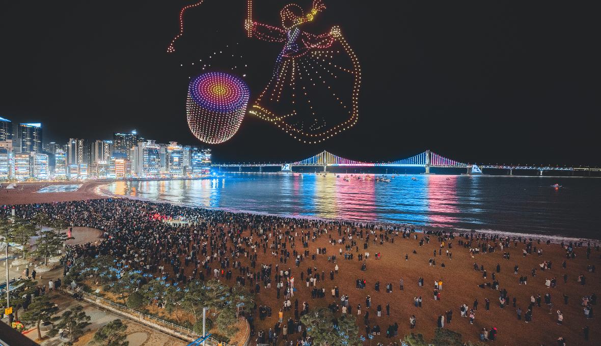 El 12 y 13 de junio, a partir de las 8:00 p. m., tendr&aacute; lugar un espect&aacute;culo de drones en la playa de Gwangalli, en honor al BTS WORLD TOUR 'ARIRANG' IN BUSAN'. | Visit Busan