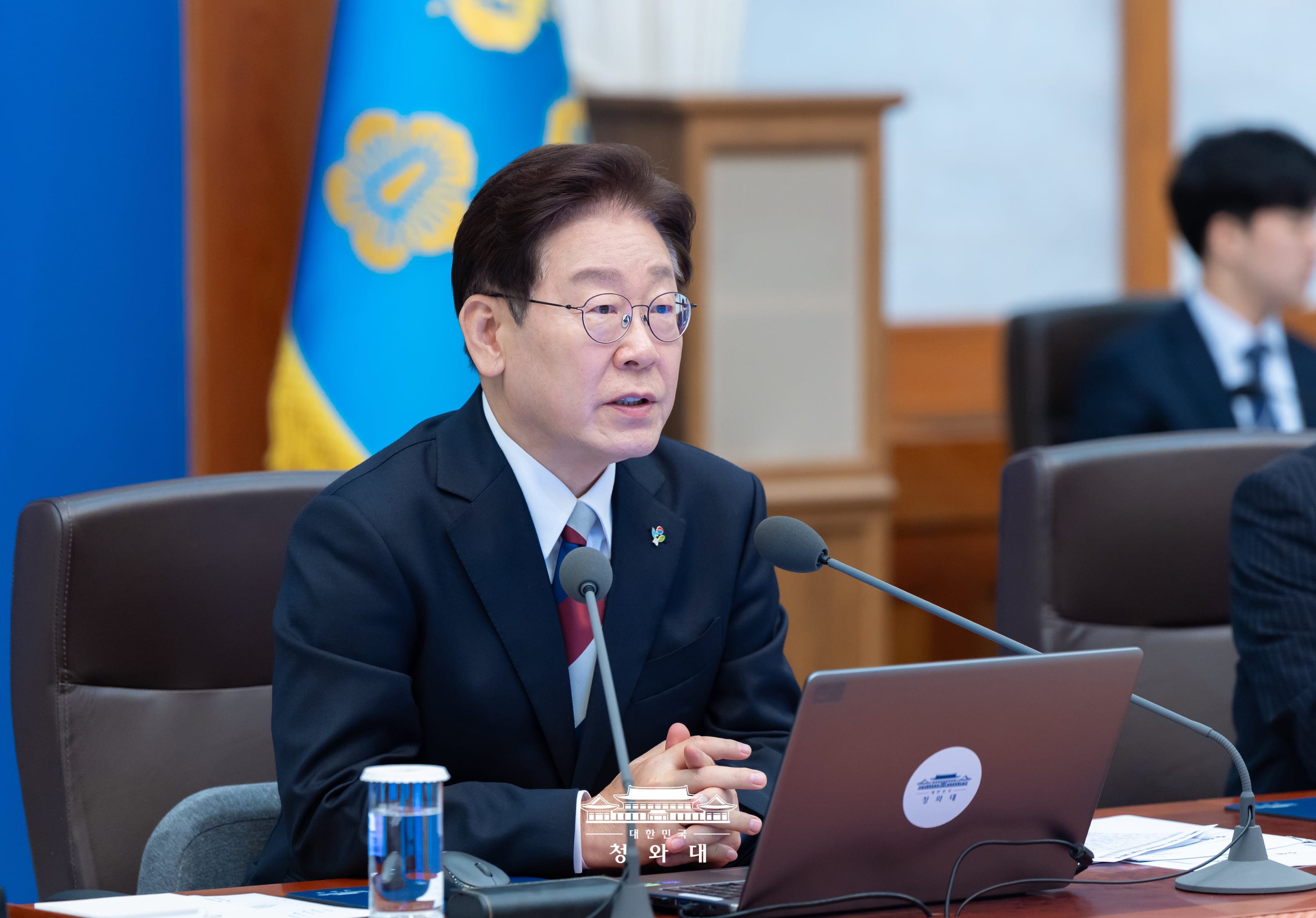 El presidente Lee Jae Myung habla en una reuni&oacute;n con sus secretarios jefes el 4 de junio en la oficina presidencial Cheong Wa Dae, en Se&uacute;l. | Cheong Wa Dae 
