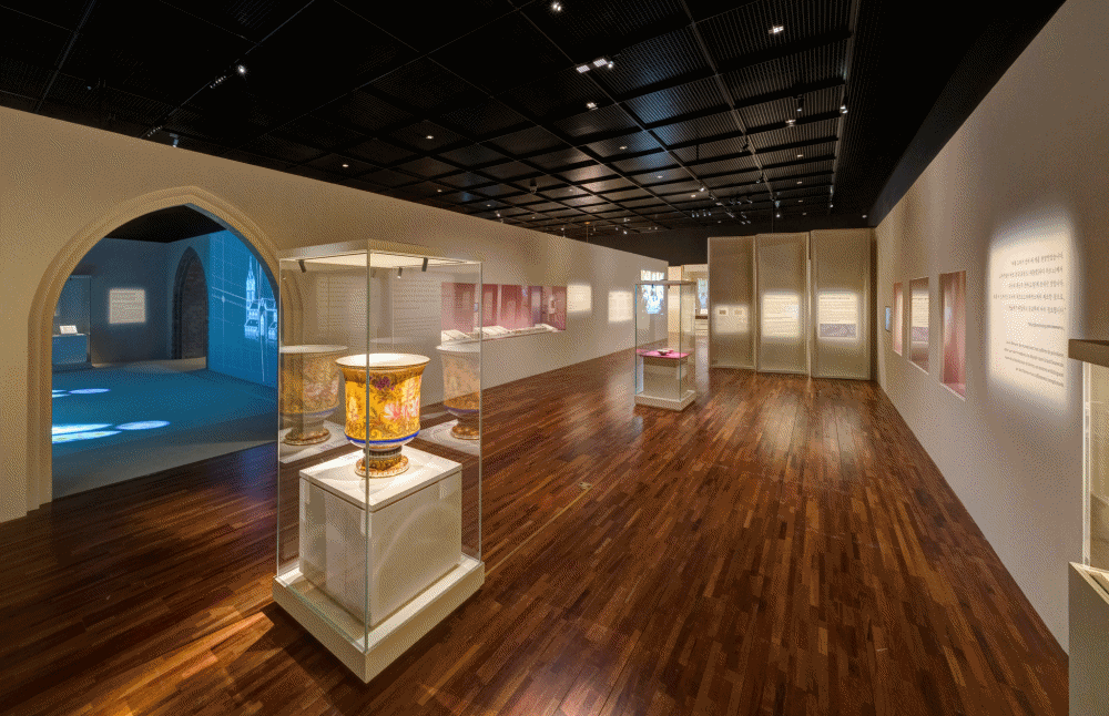 Vista de la exposición especial 'Regalos y registros, 140 años de amistad entre Corea y Francia', que está llevándose a cabo en el Museo Nacional del Palacio de Corea. | Servicio del Patrimonio de Corea