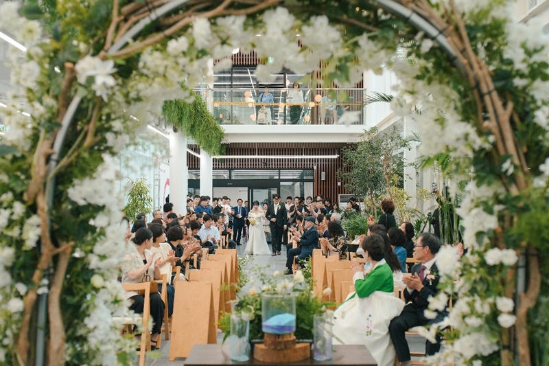 La foto muestra la primera pareja beneficiaria del programa 'U:ON Wedding', quienes celebraron su matrimonio el 7 de junio, en el Centro de Jardinería de Ulsan. | Gobierno Metropolitano de Ulsan