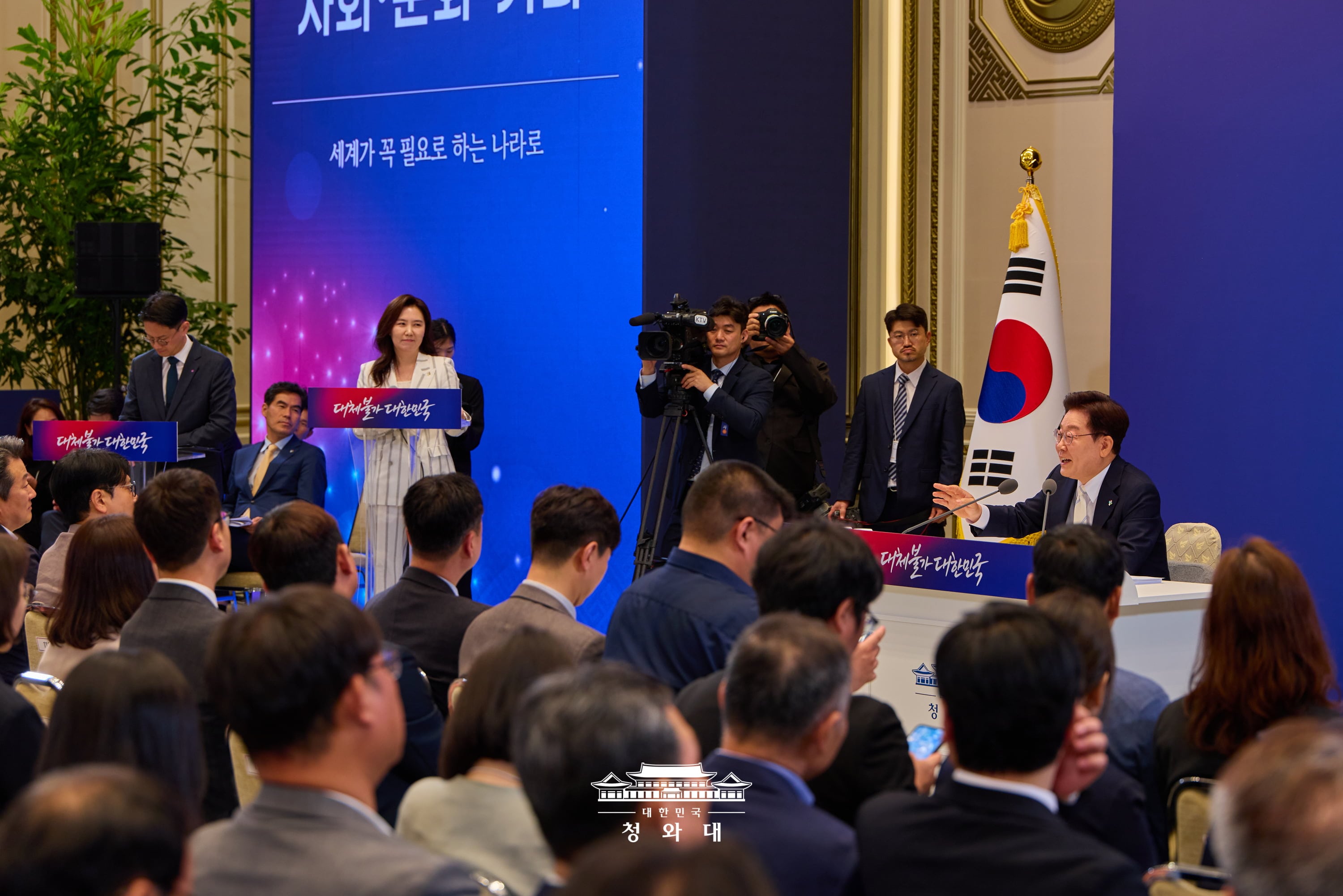 El presidente Lee Jae Myung habla en la rueda de prensa de su primer aniversario en el cargo, celebrada el 8 de junio en la oficina presidencial Cheong Wa Dae, en el distrito de Jongno-gu, Se&uacute;l. 