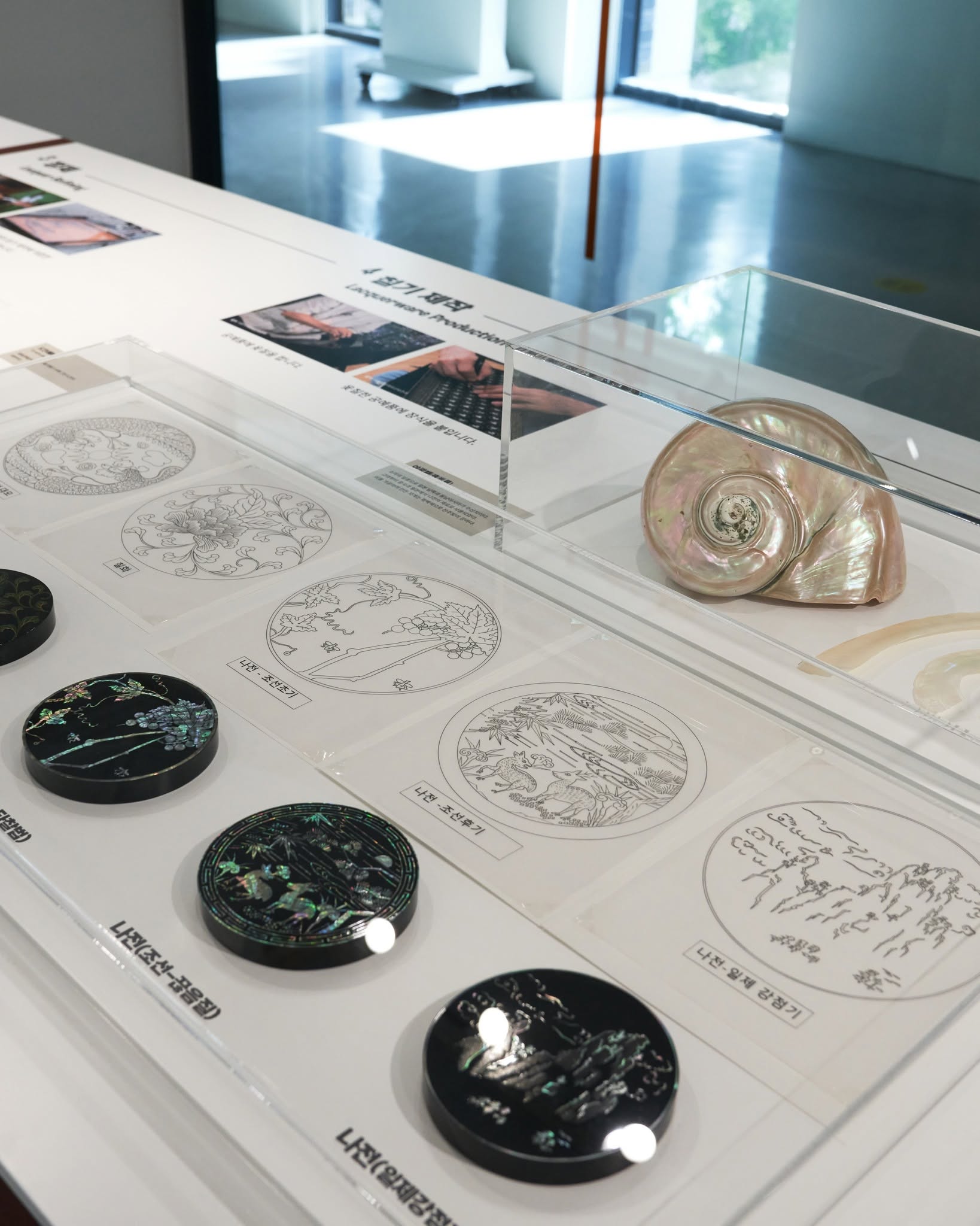 La foto, tomada el 27 de junio de 2025, muestra algunas piezas de artesanía en laca exhibidas en el Museo de Artesanía de Seúl (SeMoCA, por sus siglas en inglés). | Cuenta oficial del Museo de Artesanía de Seúl en Facebook