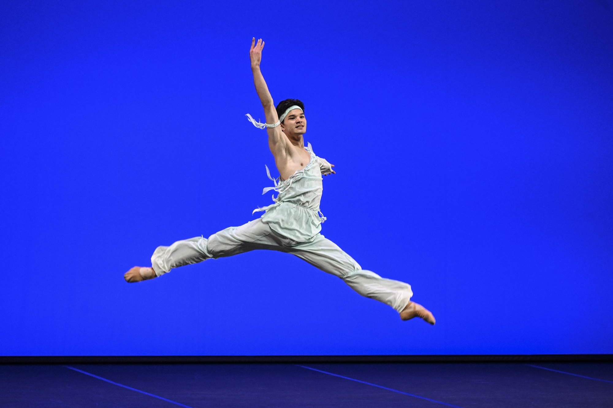 El bailarín Sung Jaeseung hace una actuación en la final del Concurso Internacional de Ballet de Helsinki, llevado a cabo el 5 de junio (hora local), en la Ópera y Ballet Nacional de Finlandia. | Agencia de Noticias Yonhap
