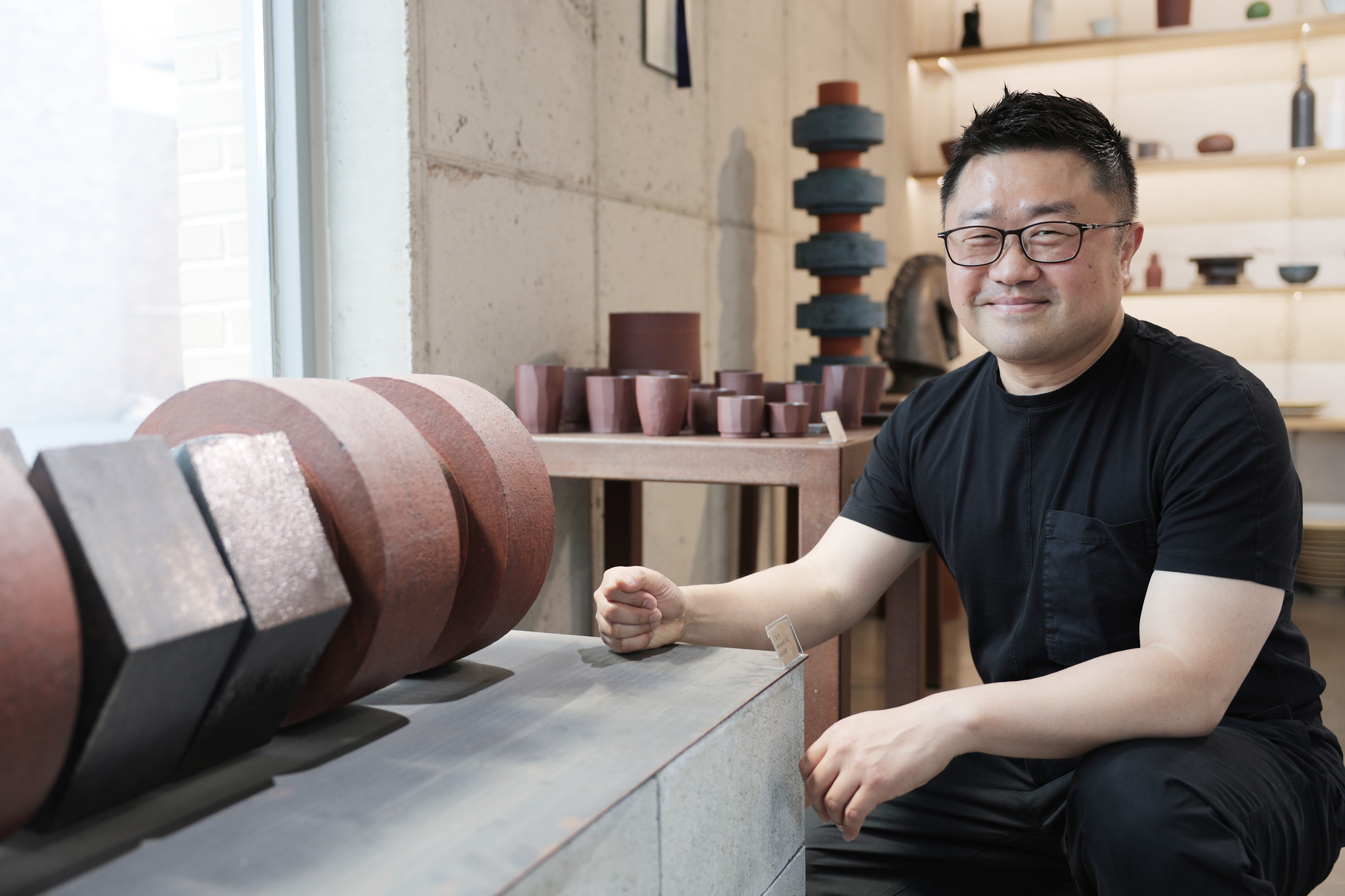 El ceramista Kim Il-wan, director de 'Gallery Mieum', posa para una foto el 7 de julio en su galería, ubicada en 'Ye's Park' en Icheon, en la provincia de Gyeonggi-do.