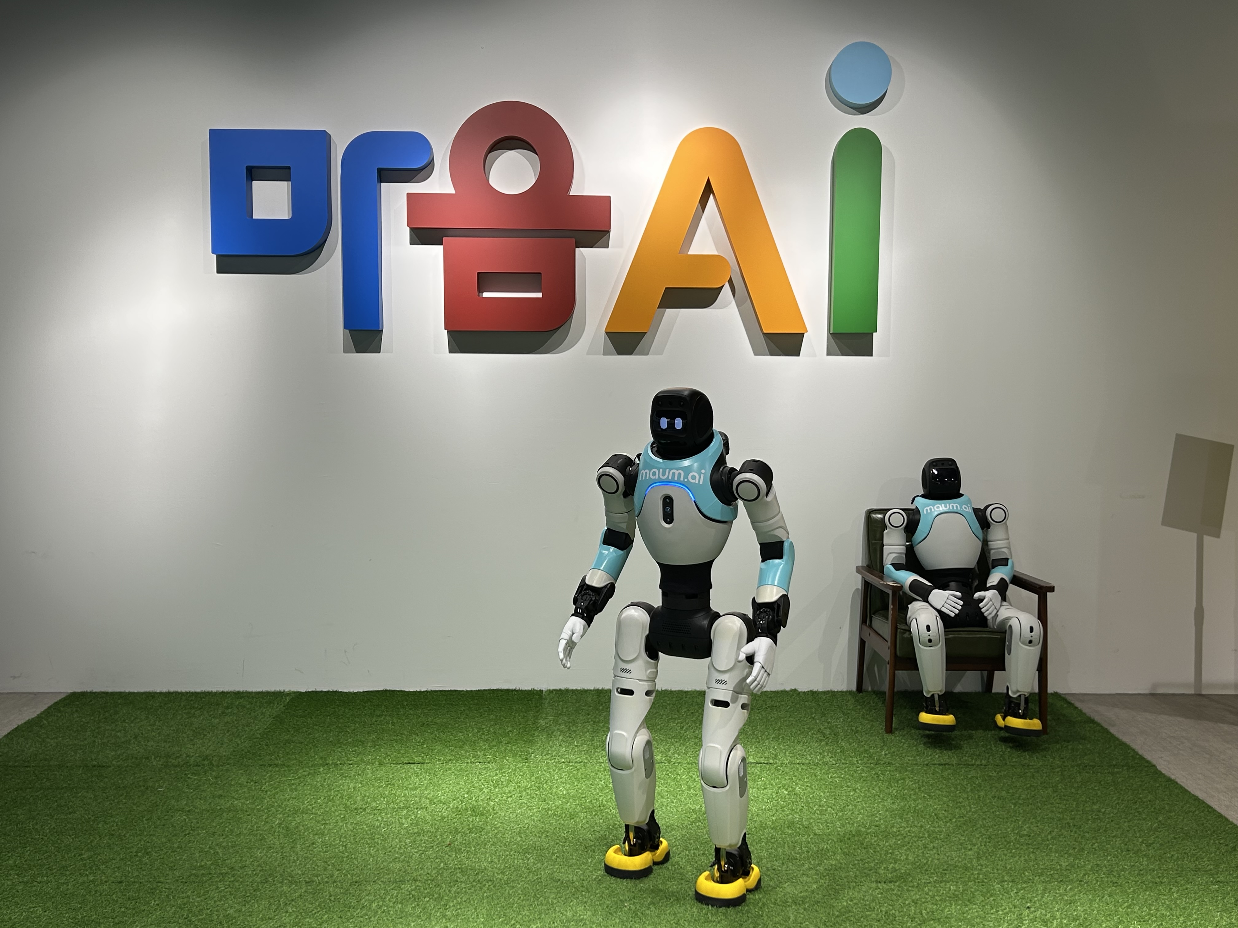 La foto, tomada el 21 de mayo, muestra el robot humanoide de rendimiento 'Woochi Bot, el cual ha sido dise&ntilde;ado para asistir en la operaci&oacute;n y gesti&oacute;n de eventos y exposiciones. 