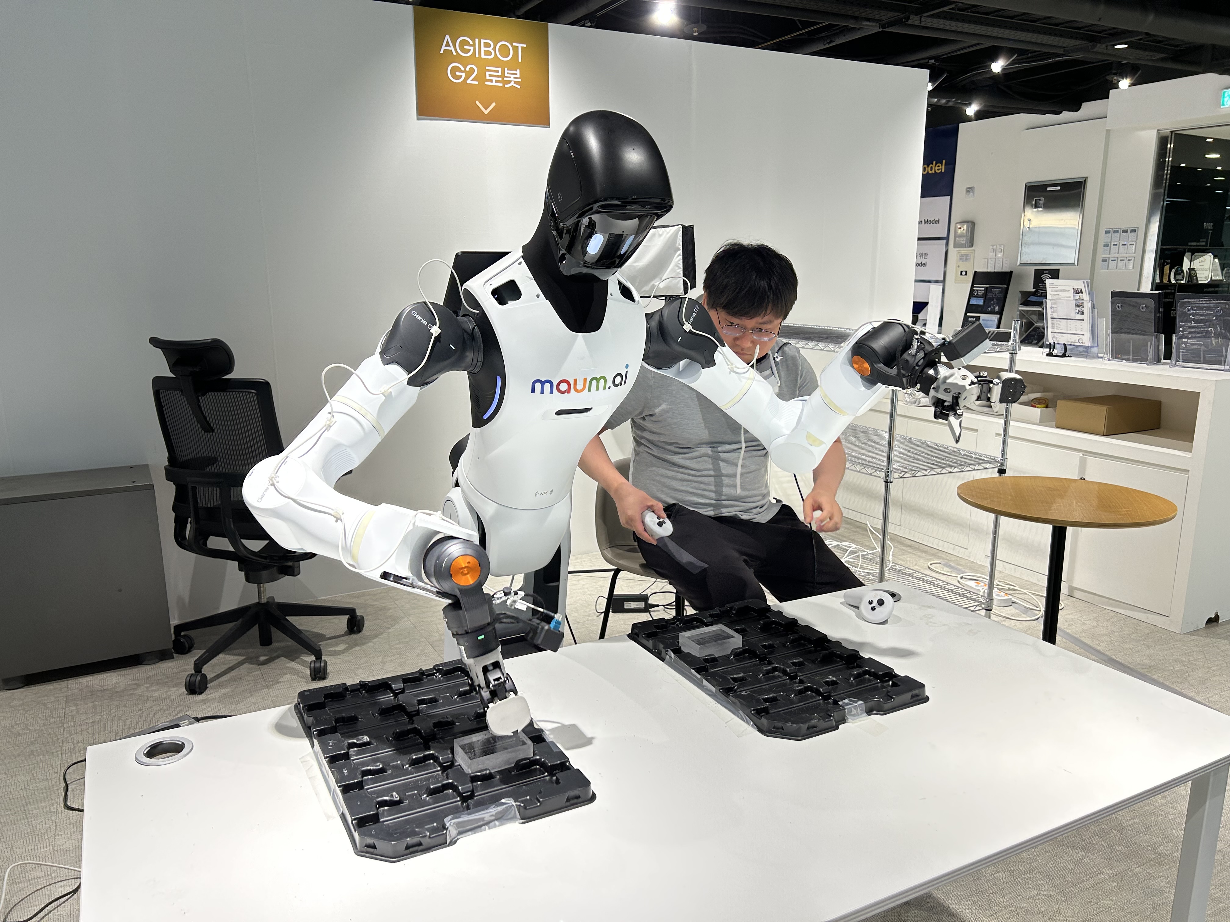 Un robot en fase de aprendizaje ejecuta de forma automatizada las tareas de empaque y desempaque de latas en cajas.