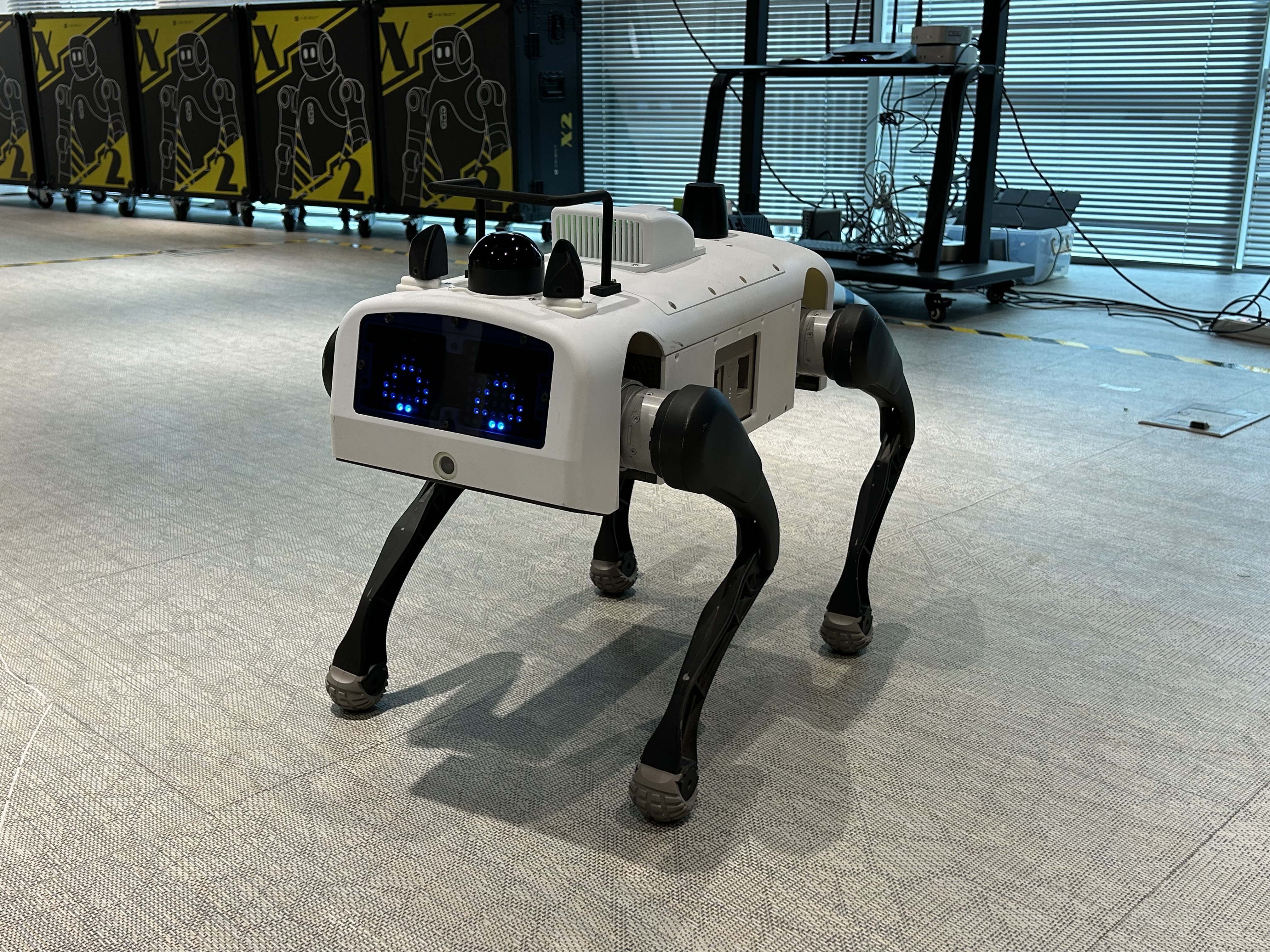 La foto muestra a 'JINDO BOT', un robot cuadr&uacute;pedo de fabricaci&oacute;n coreana que navega de forma aut&oacute;noma gracias a su capacidad para percibir est&iacute;mulos visuales, lenguaje y movimiento, comprendiendo las instrucciones humanas.