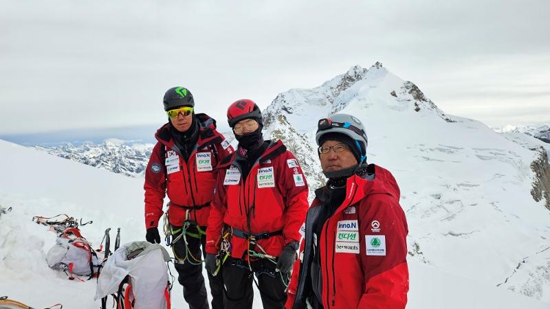 Los miembros de la expedici&oacute;n, desde la izquierda, el capit&aacute;n An Chi-young, Lee Eui-jun y Lee Sang-guk, a 5.850 m de altitud antes de alcanzar el pico Sato, el 2 de mayo. | An Chi-young