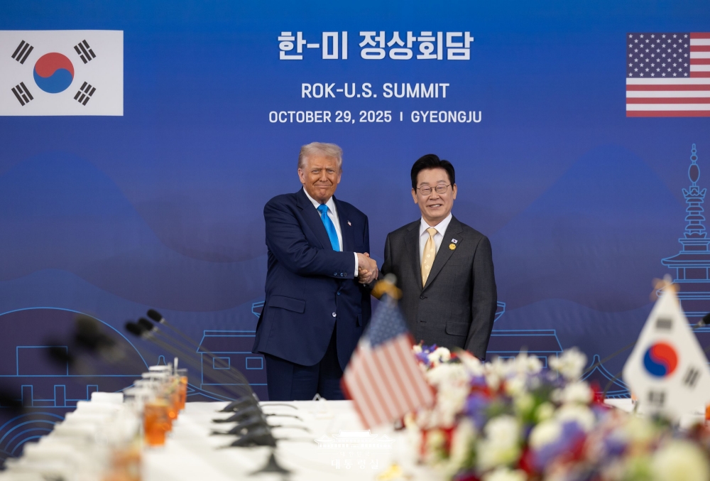 El presidente coreano Lee Jae Myung (dcha.) estrecha la mano de su hom&oacute;logo estadounidense Donald Trump, durante la cumbre bilateral calebrada el 29 de octubre de 2025, en la ciudad de Gyeongju, en la provincia de Gyeongsangbuk-do, en el marco de la cumbre del Foro de Cooperaci&oacute;n Econ&oacute;mica Asia-Pac&iacute;fico (APEC). 