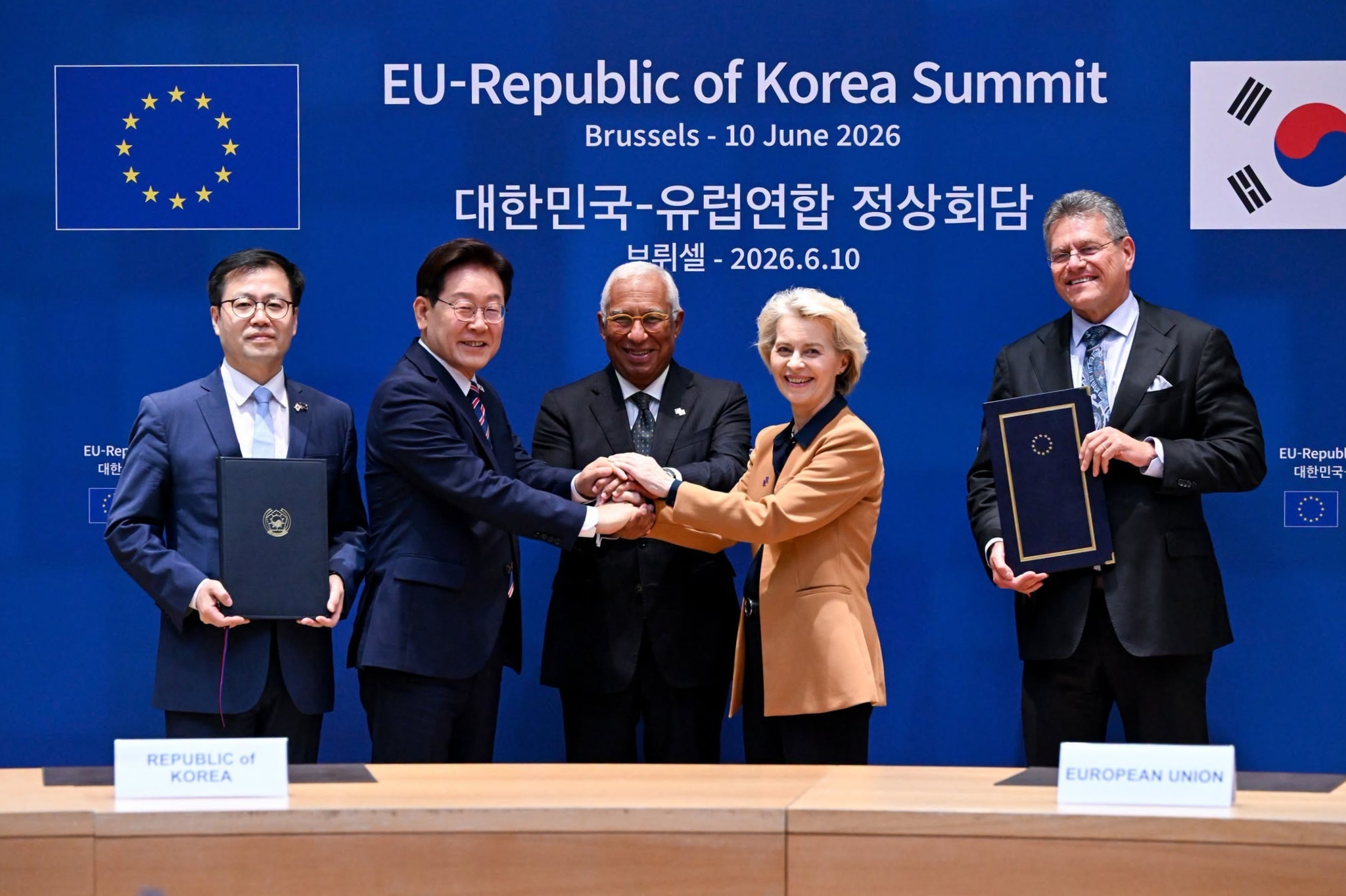 Desde la izquierda, el jefe negociador de comercio de Corea, Yeo Han-koo, el presidente coreano, Lee Jae Myung, el presidente permanente del Consejo Europeo, Ant&oacute;nio Costa, la presidenta de la Comisi&oacute;n Europea, Ursula von der Leyen, y el comisario europeo de Comercio y Seguridad Econ&oacute;mica, Maro&scaron; &Scaron;efčovič, posan el 10 de junio (hora local) tras la firma del acuerdo de comercio digital en la sede del Consejo de la Uni&oacute;n Europea en Bruselas, B&eacute;lgica. | P&aacute;gina oficial del Consejo de la UE en Facebook