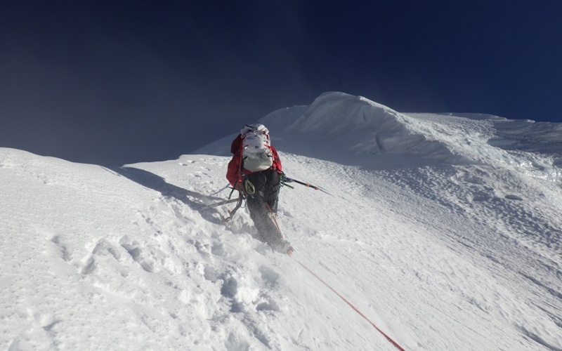 El capit&aacute;n An Chi-young sube una arista de nieve a unos 6.100 m de altitud en el pico Sato el 2 de mayo (hora local). | An Chi-young
