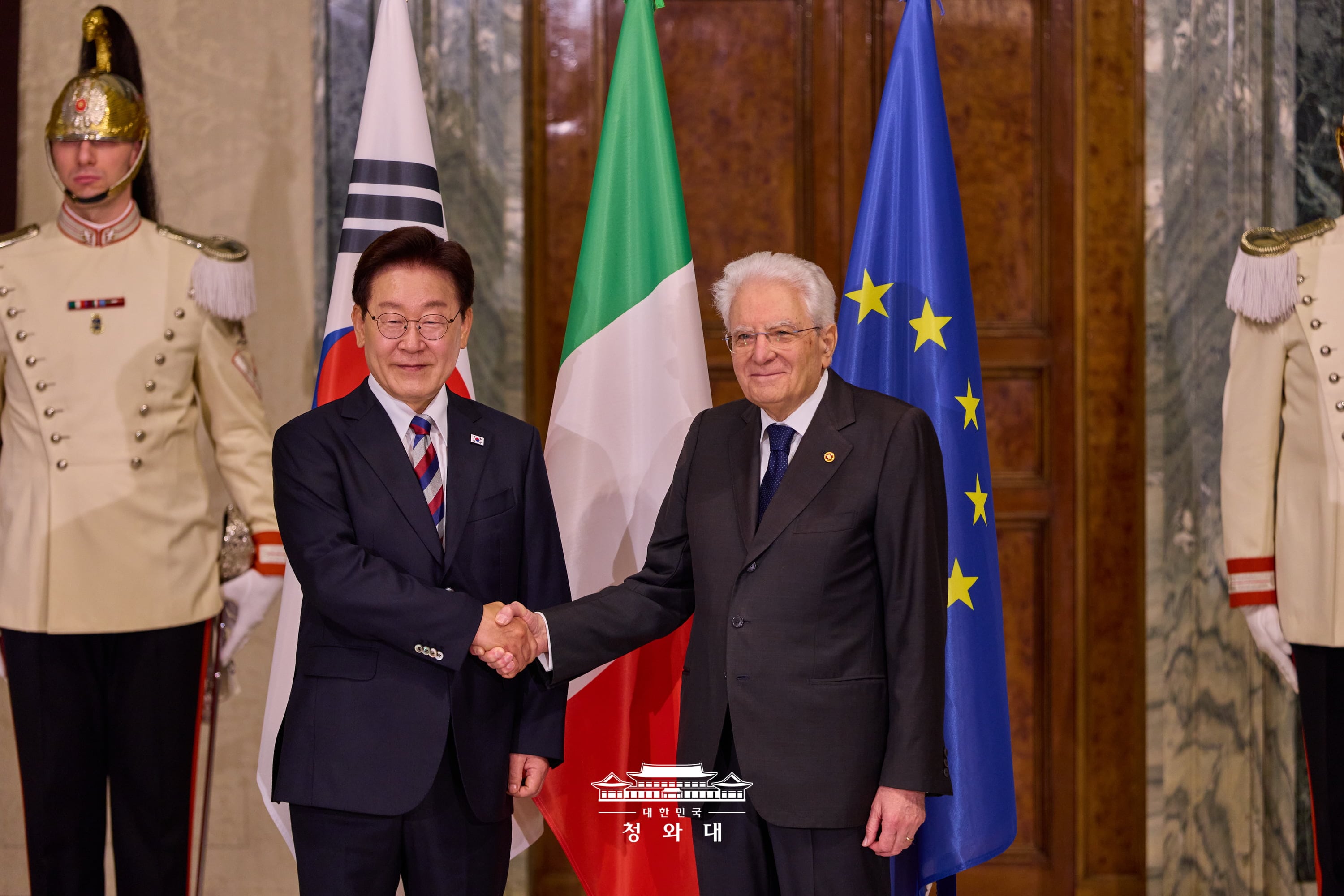 El presidente coreano, Lee Jae Myung (izda.), estrecha la mano del presidente italiano Sergio Mattarella antes de la cumbre entre Corea e Italia celebrada el 11 de junio (hora local) en el Palacio del Quirinal, en Roma. | Cheong Wa Dae