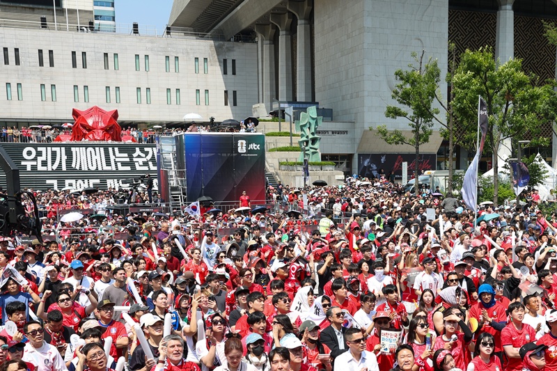 Los 'Diablos Rojos', la icónica hinchada oficial de la selección nacional de fútbol de Corea, se reúnen el 12 de junio en la plaza de Gwanghwamun, en el distrito de Jongno-gu, en Seúl, para apoyar a la selección en su primer partido contra la República Checa, en la fase de grupos de la Copa Mundial de la FIFA 2026. | Park Daejin