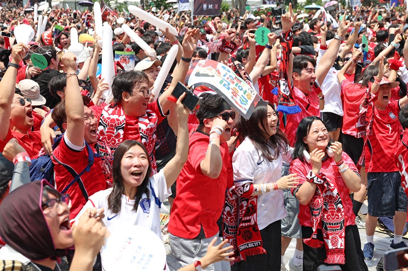 El ministro de Cultura, Deportes y Turismo de Corea, Chae Hwi-young, celebra junto a otros ciudadanos la victoria de la selección en su primer partido de la primera fase de la Copa Mundial de la FIFA 2026, en la plaza de Gwanghwamun, en el distrito de Jongno-gu, Seúl. | Ministro de Cultura, Deportes y Turismo de Corea