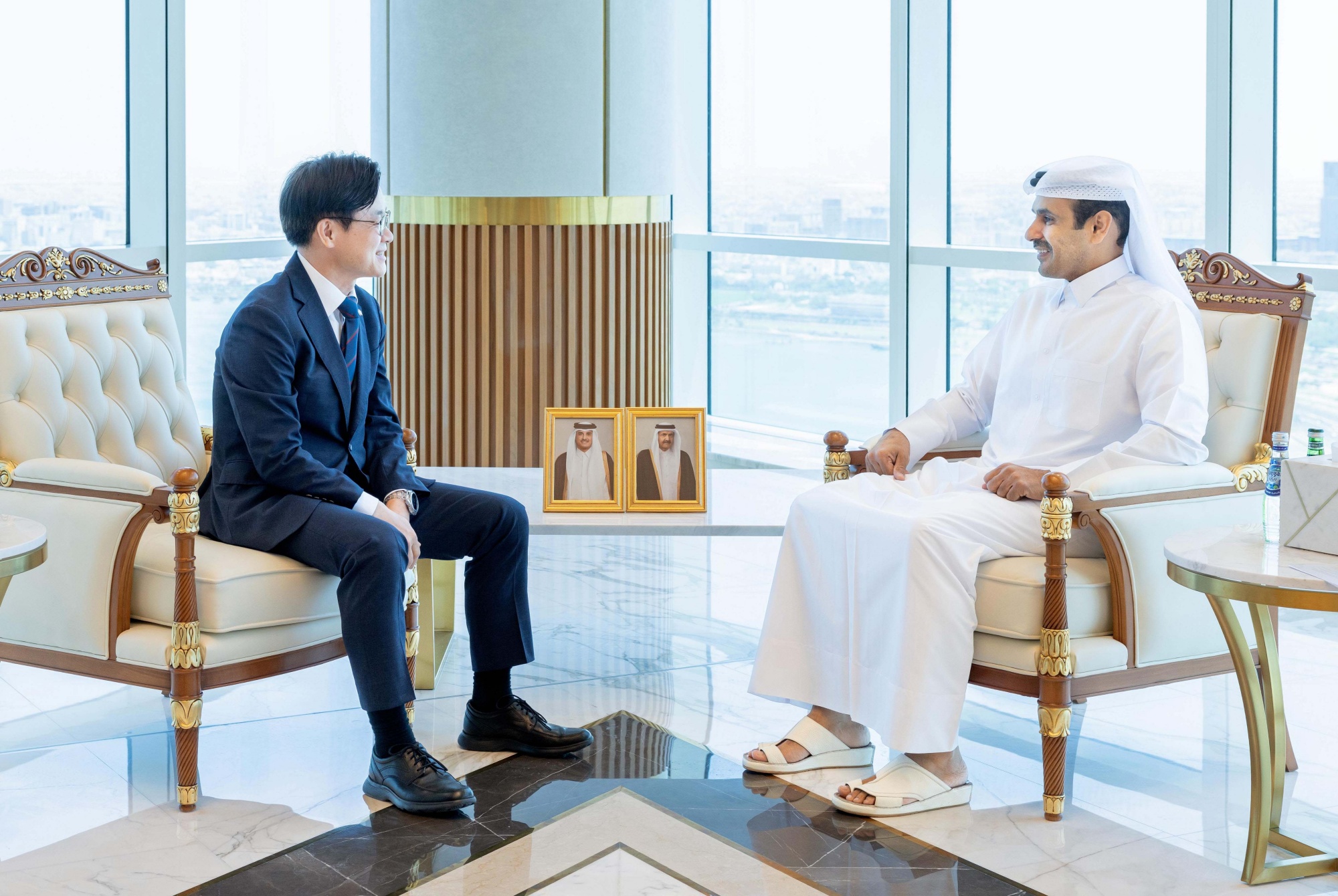 El ministro de Comercio, Industria y Recursos de Corea, Kim Jung-Kwan, se reúne el 15 de junio (hora local) con Saad bin Sherida Al Kaabi, ministro de Estado para Asuntos Energéticos de Catar y director ejecutivo de la empresa estatal QatarEnergy, en las intalaciones de la compañía, en Catar.