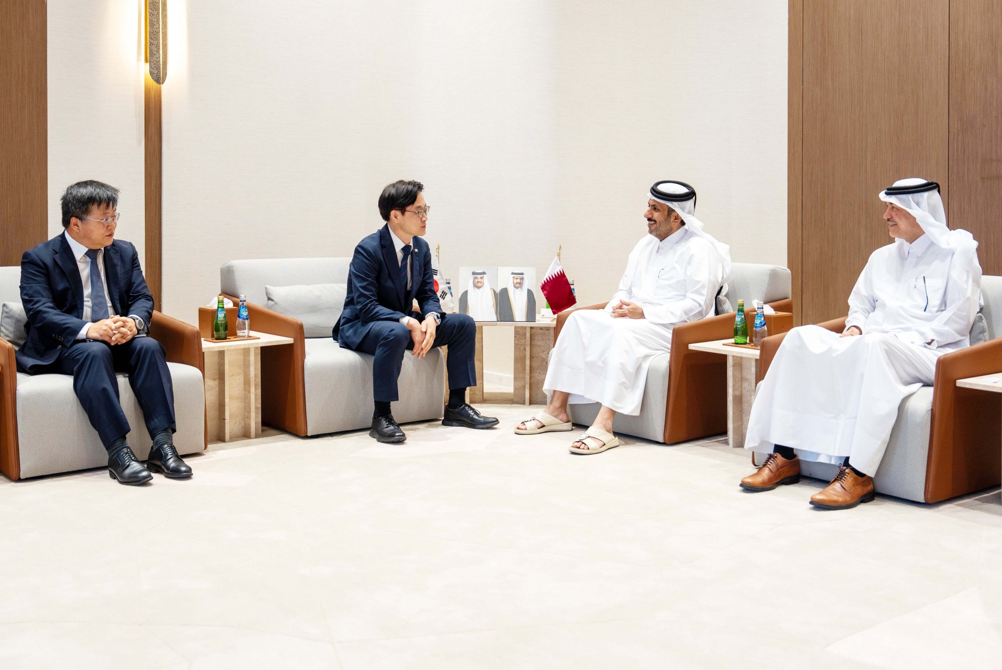 El ministro de Comercio, Industria y Recursos de Corea, Kim Jung-Kwan (segundo desde la izda.) y su homólogo catarí, Sheikh Faisal bin Thani bin Faisal Al Thani, dialogan sobre las formas de expandir la cooperación de industrias de alta tecnología, el 15 de junio (hora local), en Catar.