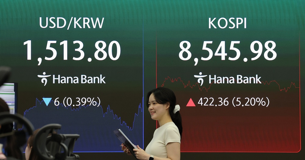 El Índice Compuesto de Precio Bursátil de Corea (KOSPI) y el tipo de cambio won-dólar se muestran en un panel electrónico de la sala de operaciones del banco Hana Bank, en el distrito de Jung-gu, en Seúl, el 15 de junio. | Agencia de Noticias Yonhap