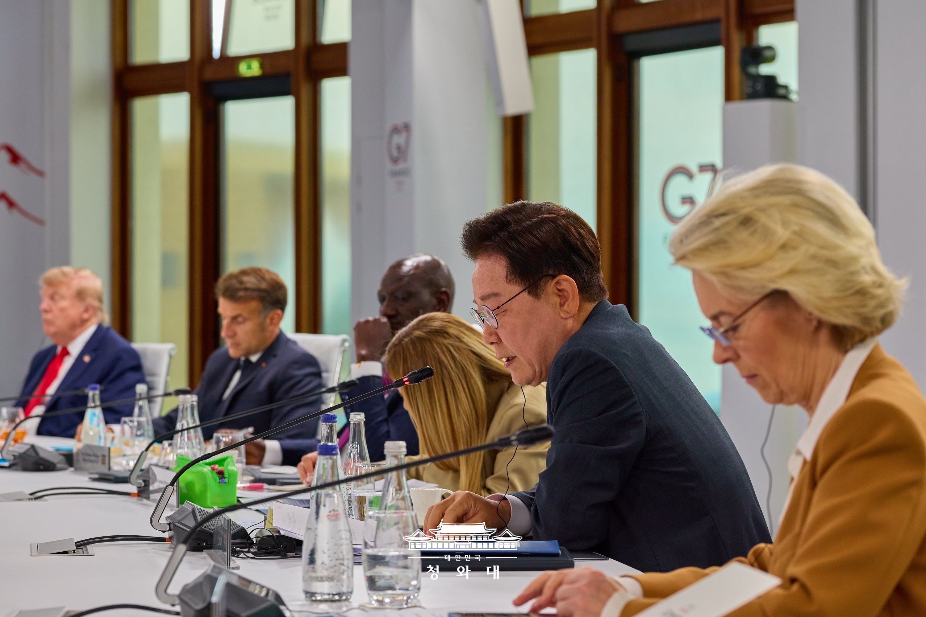 El presidente coreano, Lee Jae Myung (2&ordf; desde la derecha), habla en la sesi&oacute;n ampliada de la cumbre del Grupo de los Siete (G7) celebrada el 16 de junio (hora local) en &Eacute;vian-les-Bains, Francia. 