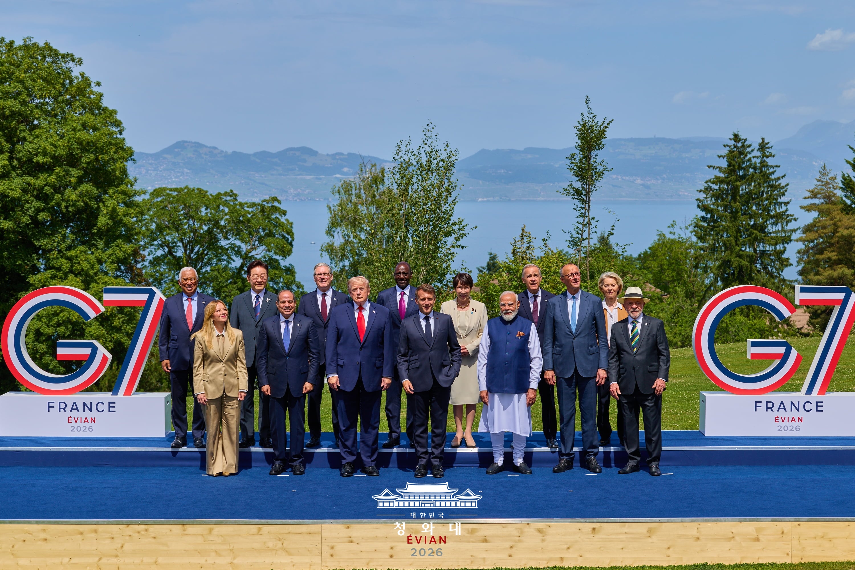 El presidente coreano, Lee Jae Myung (3&ordm; desde la izquierda) posa con otros l&iacute;deres en el recinto de la cumbre del G7, el 16 de junio (hora local), en &Eacute;vian-les-Bains, Francia. 