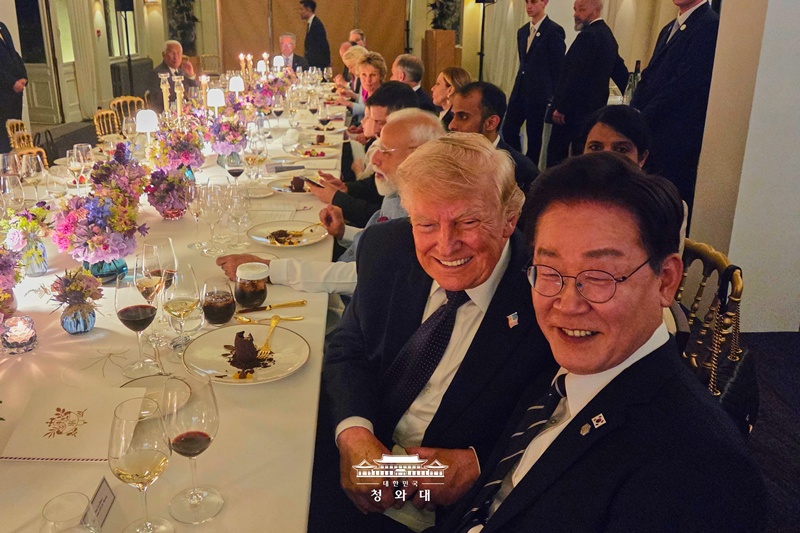 El presidente coreano Lee Jae Myung (dcha.) se toma una foto conmemorativa con su homólogo estadounidense Donald Trump, durante la cena oficial de la cumbre del Grupo de los Siete (G7), celebrada el 16 de junio (hora local) en Évian-les-Bains, Francia. | Cheong Wa Dae