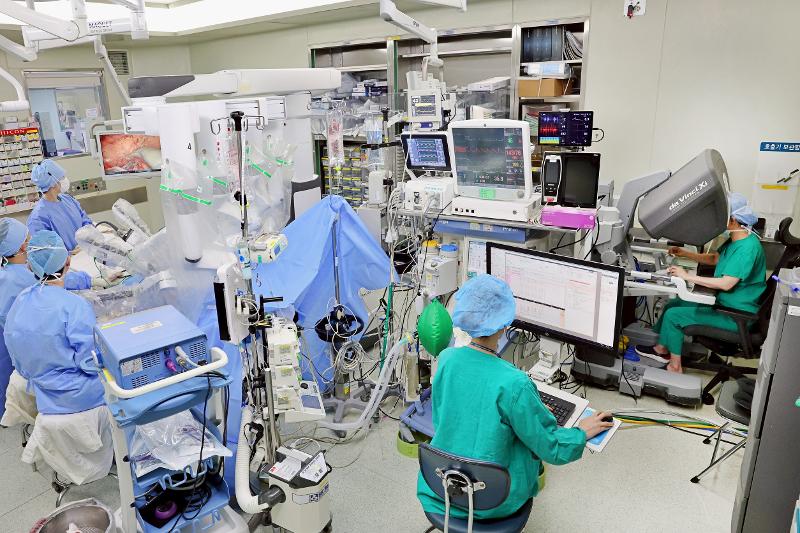 La foto muestra una operación oncológica con robot en el Centro Médico Asan de Seúl. | Centro Médico Asan de Seúl