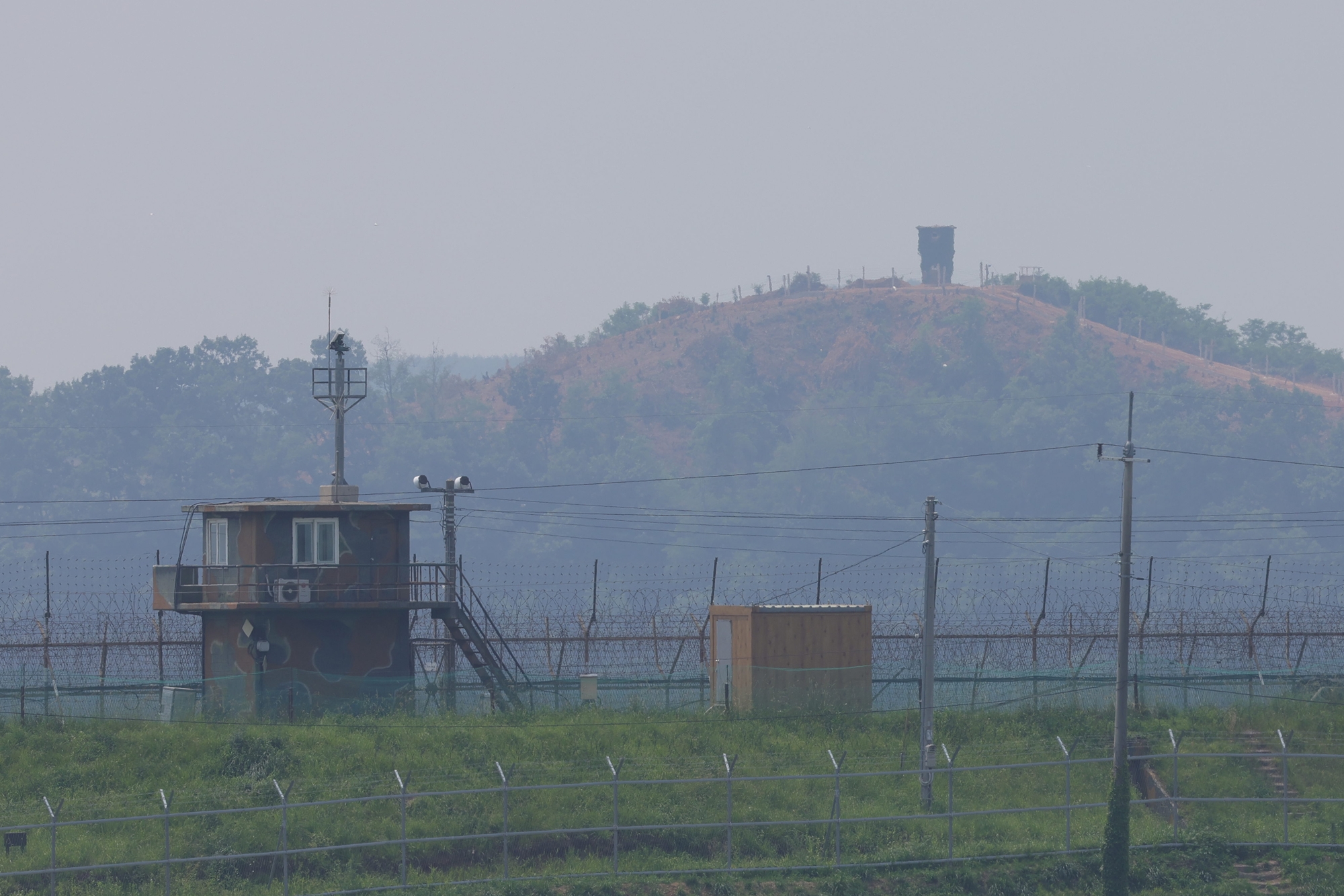 La foto muestra un puesto de vigilancia de la Rep&uacute;blica de Corea en Paju, provincia de Gyeonggi-do, y, al fondo, sobre una colina, uno de Corea del Norte, separados por el r&iacute;o Imjingang, que forma parte de la frontera entre las dos Coreas.