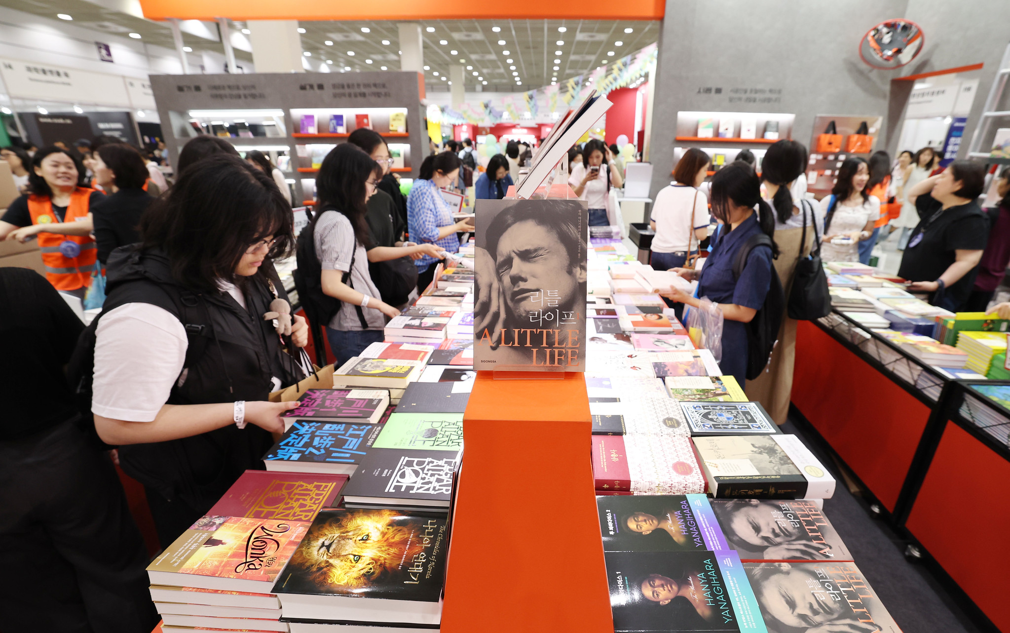 Unos visitantes hojean los libros expuestos en la Feria Internacional del Libro de Se&uacute;l, el 18 de junio de 2025, en el Centro de Convenciones y Exhibiciones (COEX, por sus siglas en ingl&eacute;s), en el distrito de Gangnam-gu, Se&uacute;l. | Lee Jeong Woo