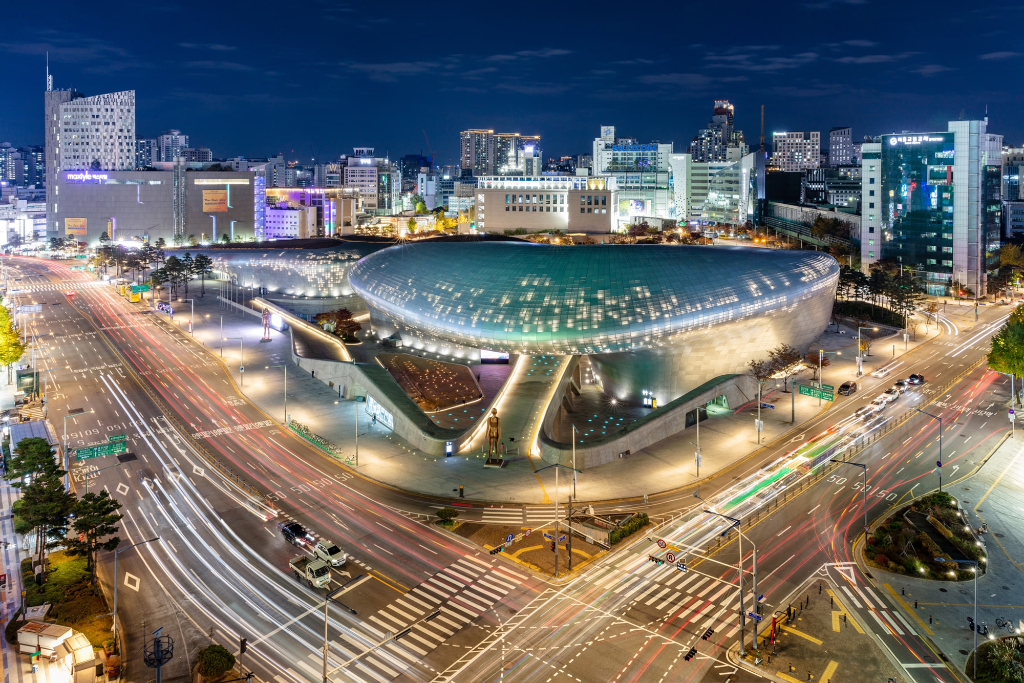 La foto muestra una vista panorámica nocturna de la Plaza del Diseño de Dongdaemun (DDP, por sus siglas en inglés), ubicada en el distrito de Jung-gu, en Seúl. | Gobierno Metropolitano de Seúl