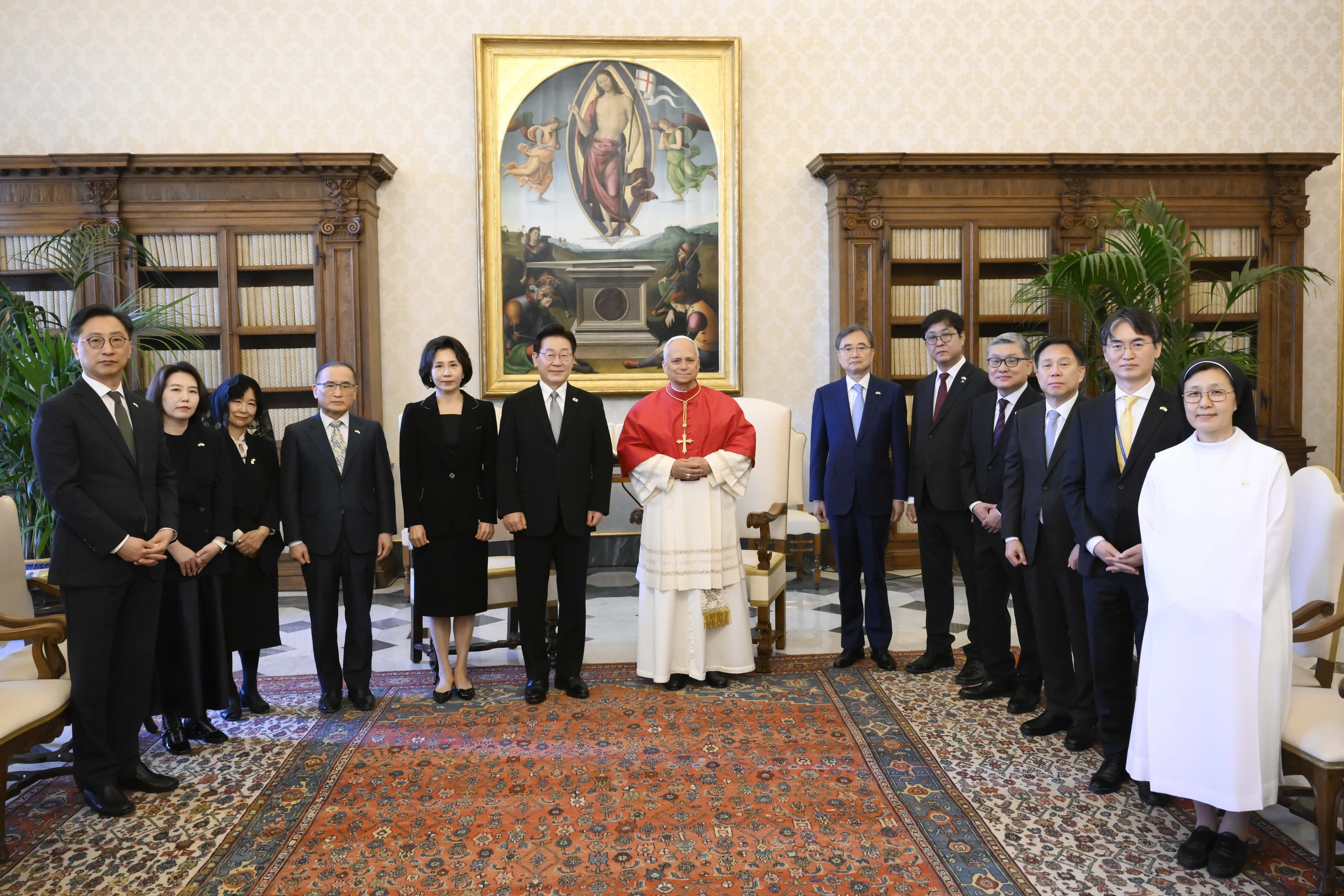 El presidente coreano, Lee Jae Myung (6&ordm; desde la izda.), y el papa Le&oacute;n XIV posan junto a los asistentes antes de su reuni&oacute;n privada, el 15 de junio (hora local), en el Palacio Apost&oacute;lico, residencia oficial del pont&iacute;fice, en el Vaticano. | Vatican Media