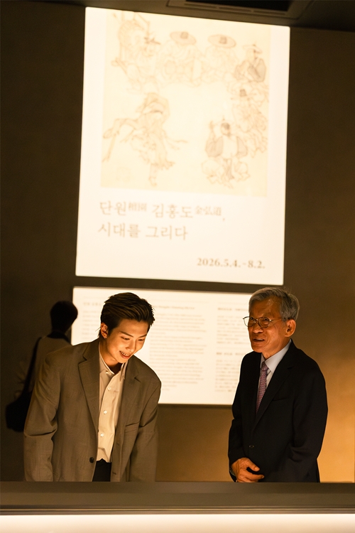 RM (izquierda), reci&eacute;n nombrado embajador global del Museo Nacional de Corea, contempla la exposici&oacute;n 'Kim Hongdo: pintando su &eacute;poca' en la sala de caligraf&iacute;a y pintura del museo junto al director, You Hong-june, el 19 de junio.