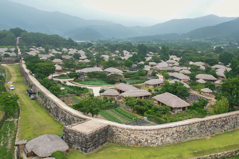 Vista panor&aacute;mica de la Fortaleza de Nagan-eupseong en Suncheon, provincia de Jeollanam-do, preservada casi en su forma original de un pueblo de la dinast&iacute;a Joseon dentro de una fortaleza de piedra con un per&iacute;metro de unos 1.410 metros.
